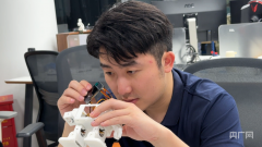 向记者展现了团队研发的第一款产物——“闪猫